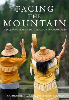 Cover of Facing the Mountain: Indigenous Healing in the Shadow of Colonialism by Catherine Richardson / Kinewesquao